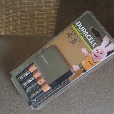 Carregador Duracell com 4 Pilhas AA Bivolt