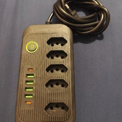 Extensão 5 Tomadas + 4 USB com LED Bivolt
