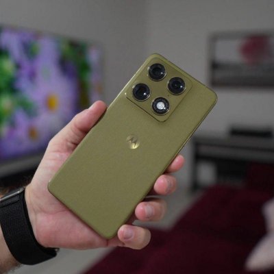 Smartphone Motorola Signature 5g - 12/512GB, Zoom 100x, Extreme Amoled 165hz Verde Oliva