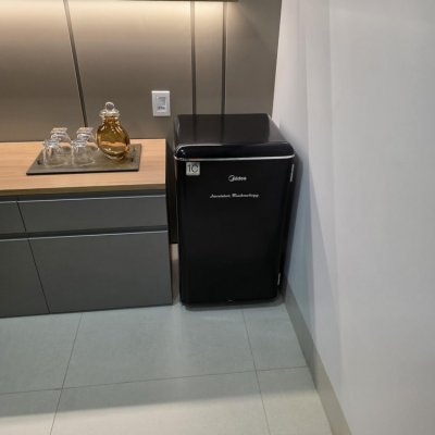 Frigobar Retrô 93L Preto Inverter Midea
