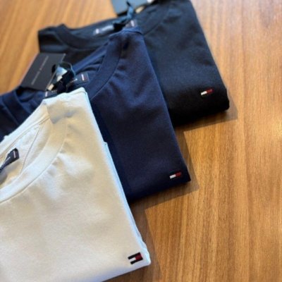 Kit com 3 Camisetas Tommy Hilfiger Essential