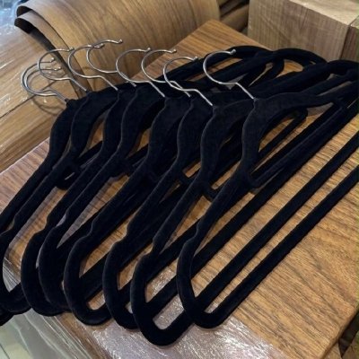 Kit com 50 Cabides Veludo De Roupa