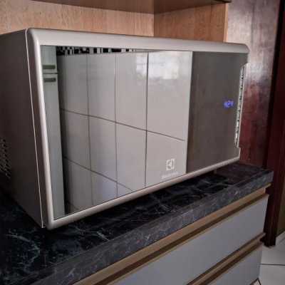 Electrolux Micro-ondas 31L com painel inox
