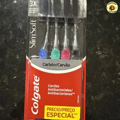 Colgate Slim Soft Black Escova de Dente Macia, 4 Unidades