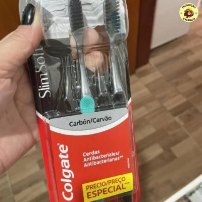 Colgate Slim Soft Black Escova de Dente Macia, 4 Unidades
