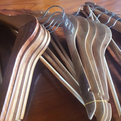 Kit 30 Cabides Madeira Antiderrap Gancho