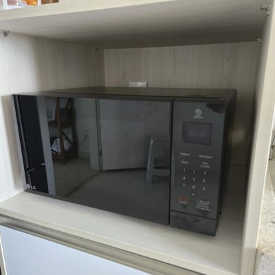 Micro-ondas LG NeoChef 30L Preto Limpa Fácil