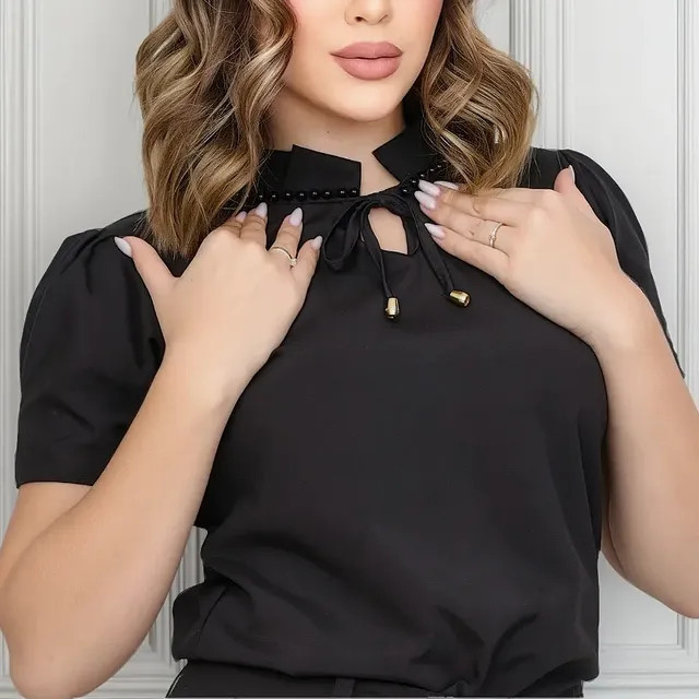 Blusa Modesta Gola Alta Pérolas Trabalho — modelo modesto com detalhes em pérolas