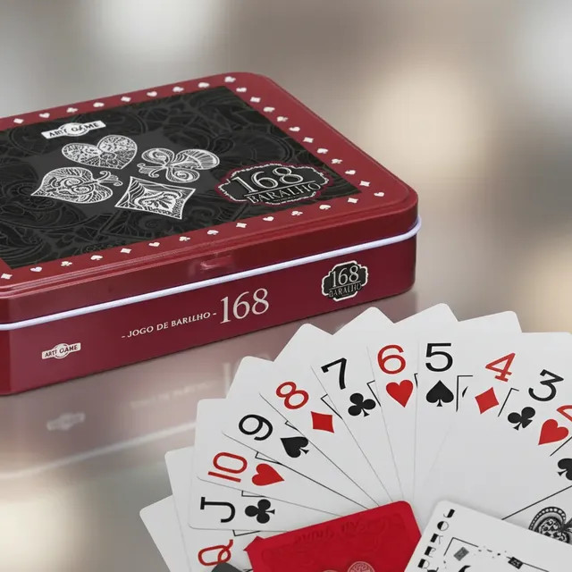 Kit 2 Jogos Baralhos Luxo — Plástico Resistente com Estojo de Lata (Preto e Vermelho)