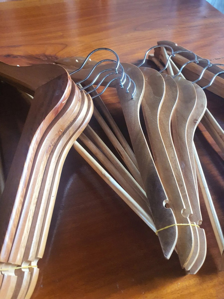 Kit 30 Cabides Madeira Antiderrap Gancho