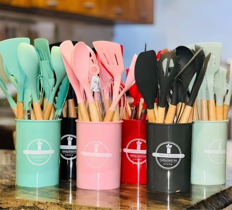 Kit 12 Utensílios de Cozinha Silicone Cabo Madeira (4 Cores)