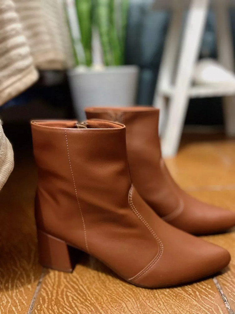 Bota GiGiL Bico Fino Cano Curto Salto Medio
