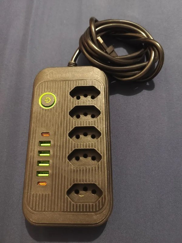 Extensão com 5 Tomadas + 3 USB + 1 PD LED Bivolt 110V/220V