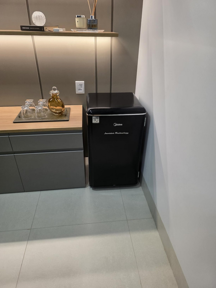 Frigobar Retrô 93L Preto Inverter Midea