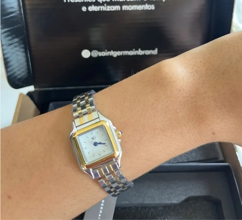 Relógio Boxy Bicolor Fundo Branco