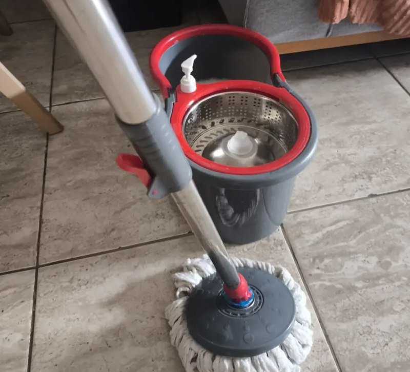 Mop Esfregão Giratório Condor (Balde Inox 13 Litros + Refil Microfibra + Cabo Longo 1,4 Metros)