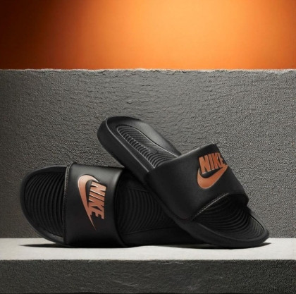 Chinelo Nike Victori One Preto