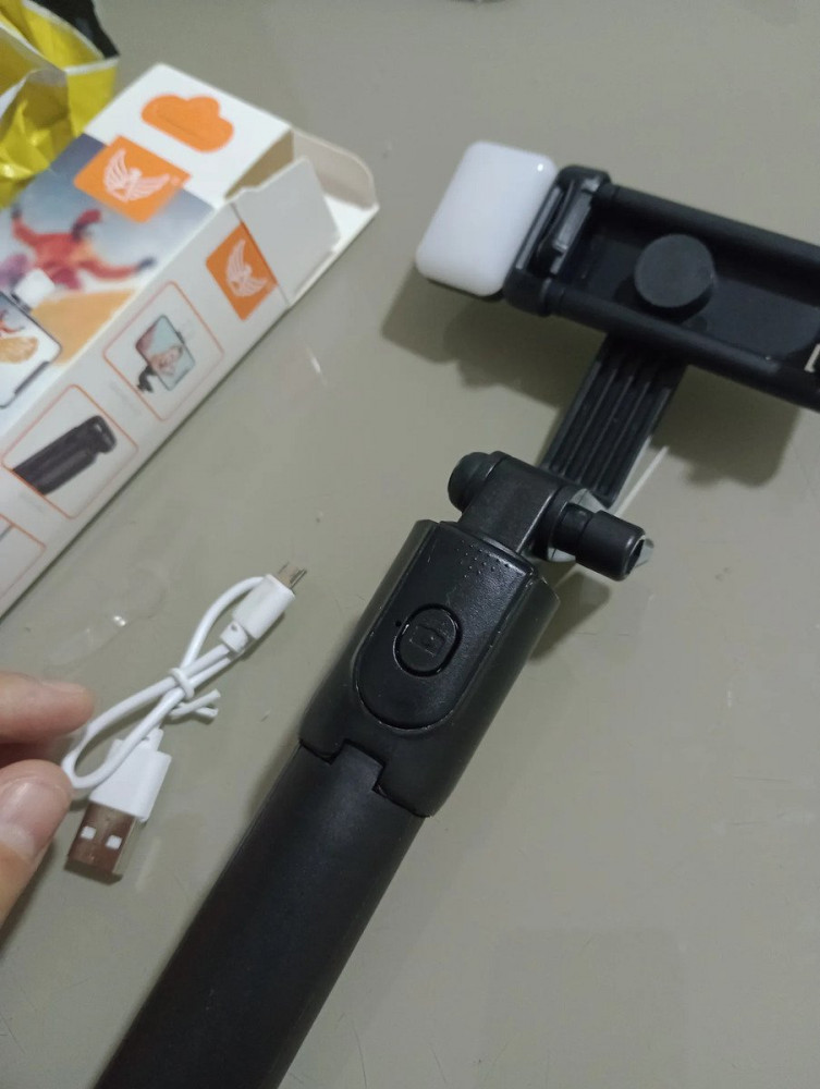 Bastão Selfie Tripé Retrátil LED Bluetooth