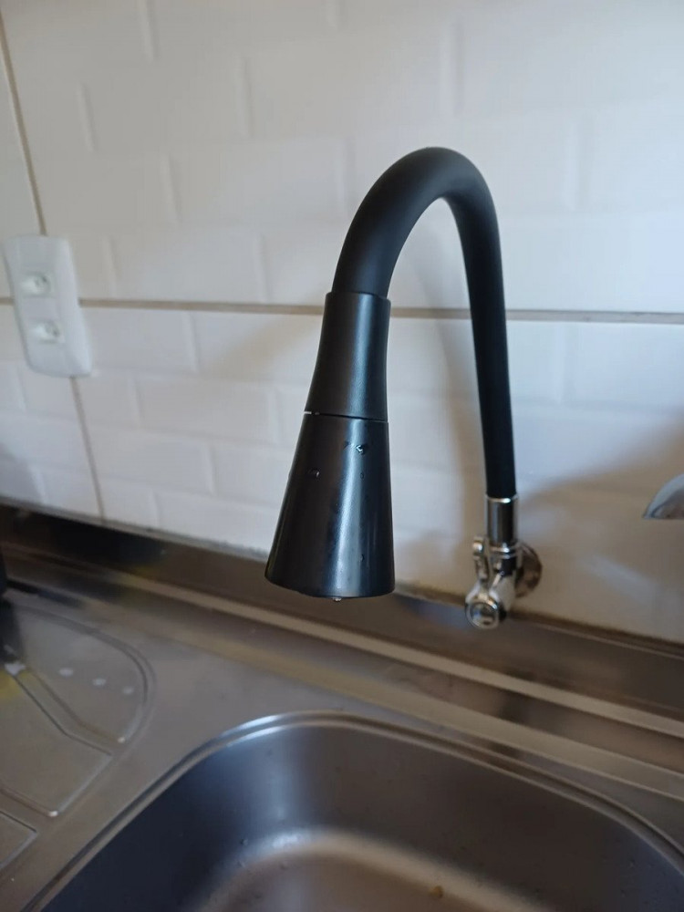 Torneira Flexível Parede Preta Fosco