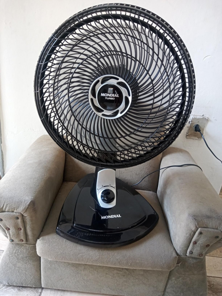 Ventilador de Mesa MONDIAL 30cm Turbo Preto/Silver